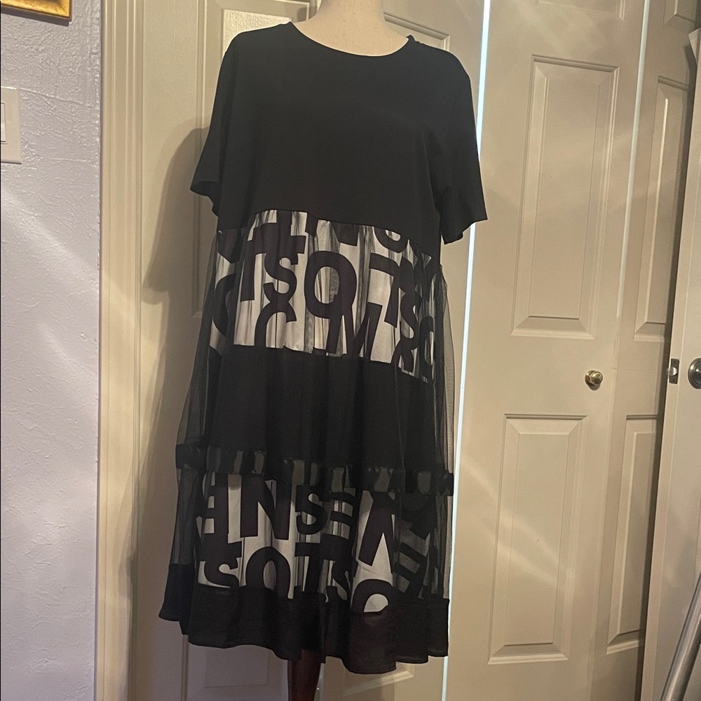 Elegant Black and White Graphic Midi Dress